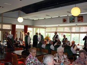 oma%20105%20jaar%20de%20posten%20001.JPG